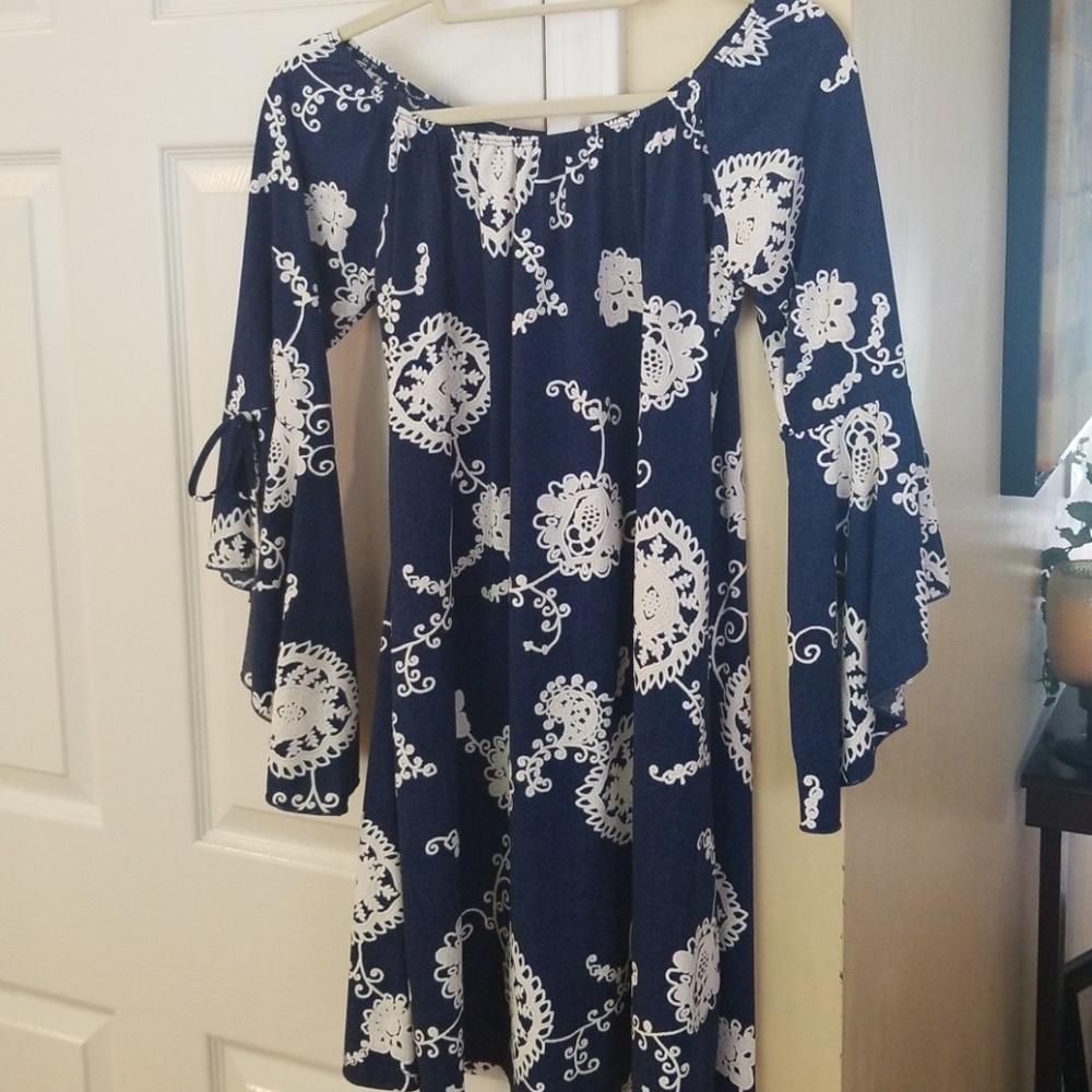 Dresses - Picture 5 of 5
